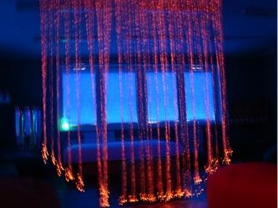 Obrazek Kurtyna światłowodów - narzędzie terapii zmysłów