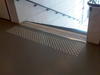 Guzek Rom.dot, gładkie surowe aluminium, zamontowane przy schodach