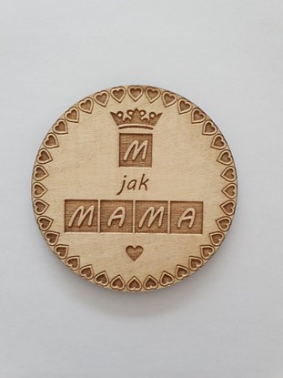 Picture of Podkładka okrągła, drewniana, grawerowana - napis "M jak mama"
