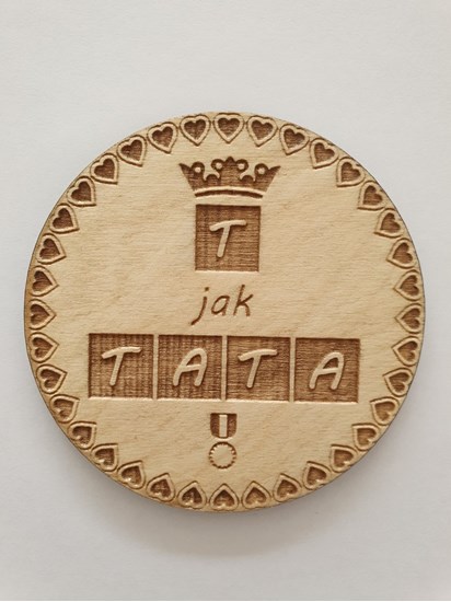 Obrazek Podkładka okrągła, drewniana, grawerowana - napis "T jak tata"