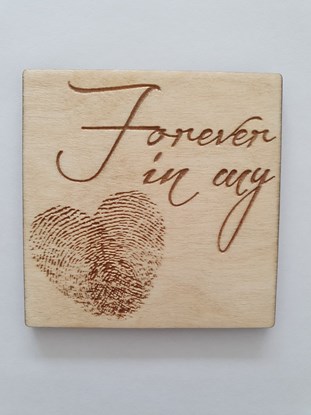 Obrazek Podkładka kwadratowa, drewniana, grawerowana - napis "Forever in my heart"