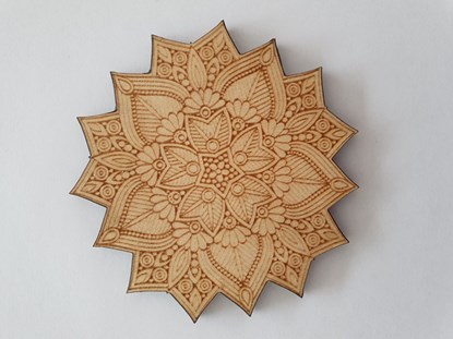 Obrazek Podkładka okrągła, drewniana, grawerowana - ornament kwiatowy 01