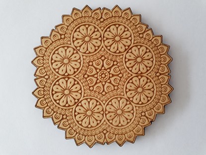 Obrazek Podkładka okrągła, drewniana, grawerowana - ornament kurpiowska wycinanka 01
